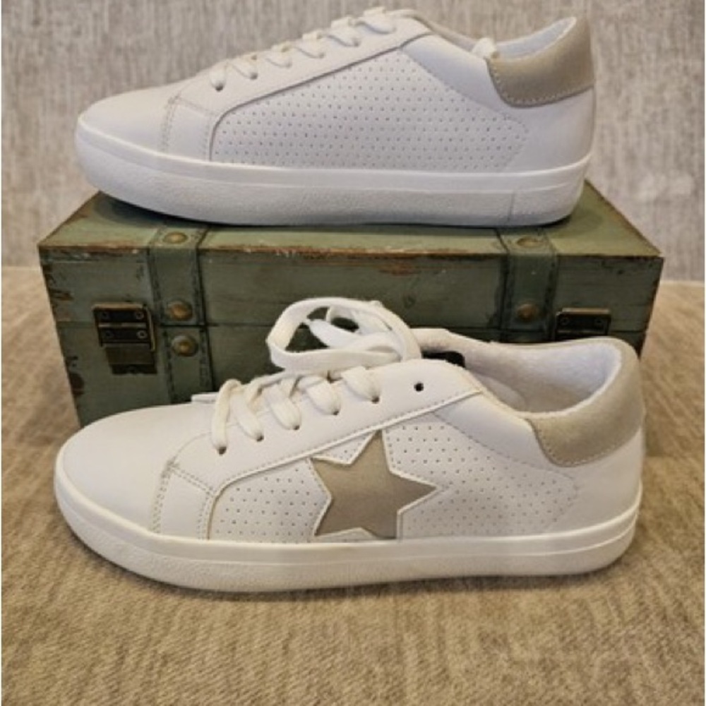 Steve Madden White and Tan Star Sneakers - Picture 3 of 5